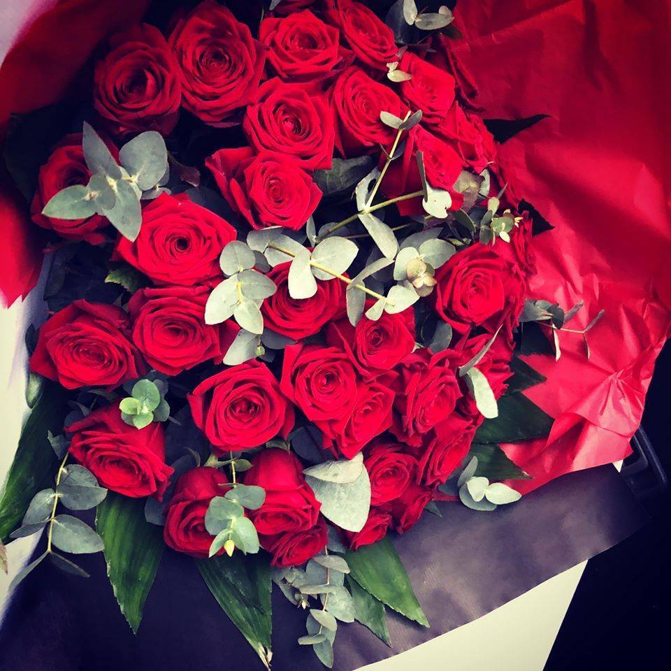 bouquet de roses rouges et eucalyptus